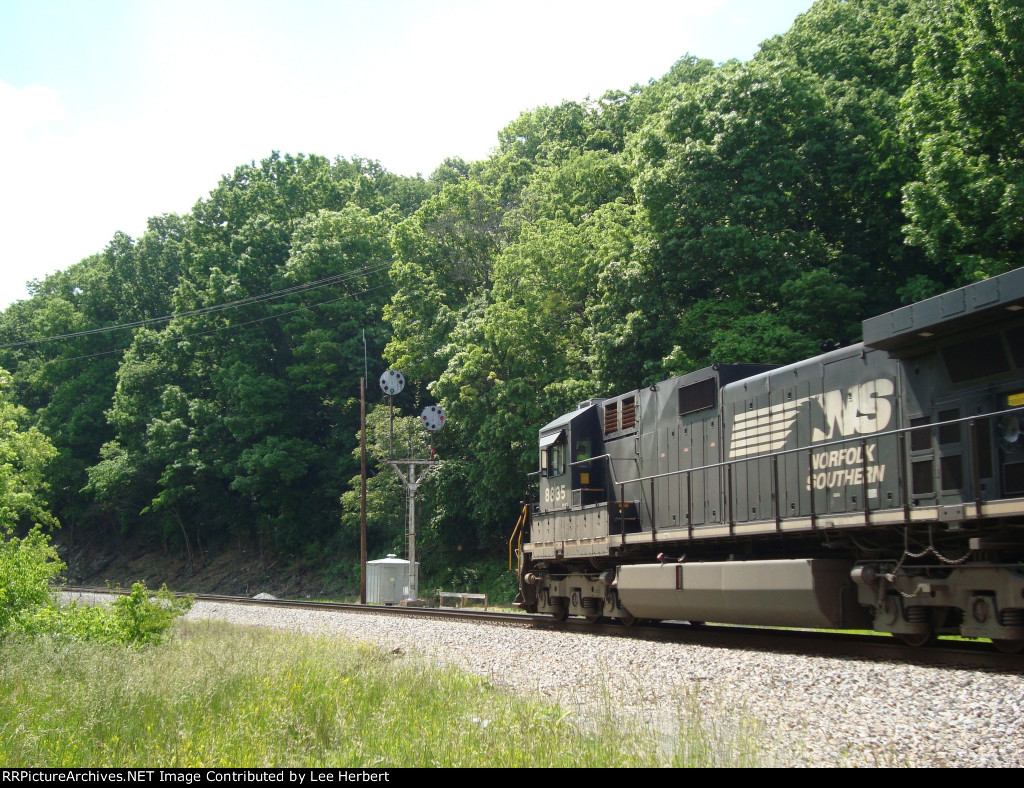 NS 8835 approaches N&W signal mast